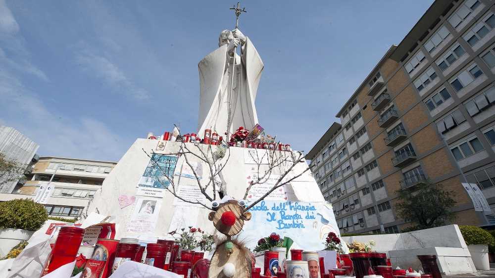 Papa Francesco, sciolta la prognosi. Le condizioni di salute migliorano ma dovrà rimanere in ospedale