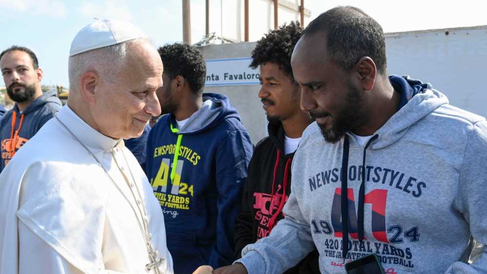 Papa Leone a Lampedusa depone fiori sulle tombe dei migranti