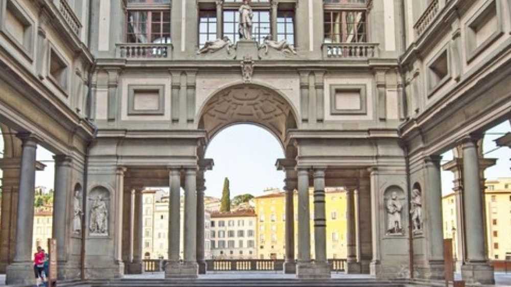 Per fare un selfie danneggia una tela, è accaduto questa mattina agli Uffizi di Firenze