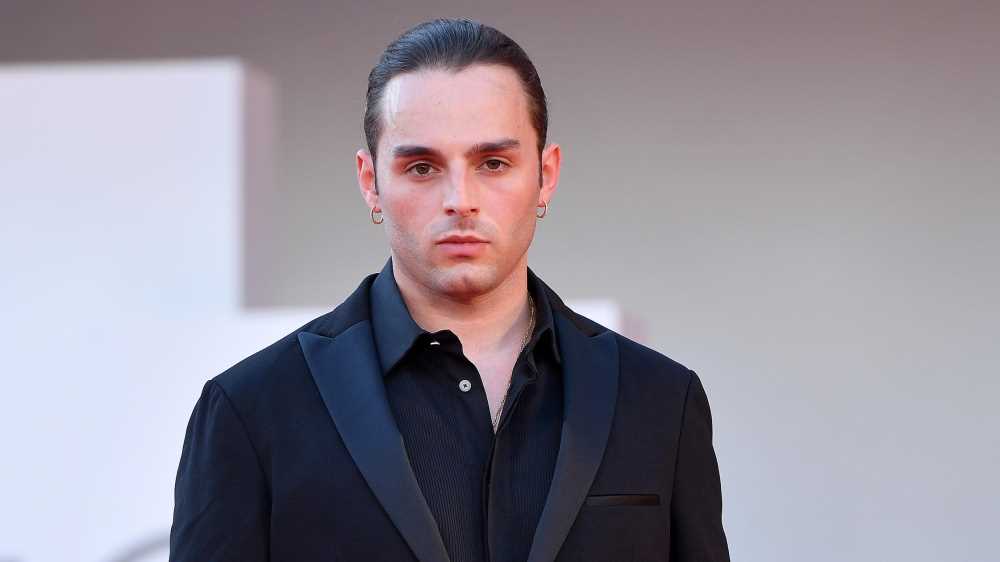 "Per Soldi e per amore": Ernia presenta il suo ultimo disco. "I rapper di oggi? Si sentono invincibili, a loro dico: fly down"