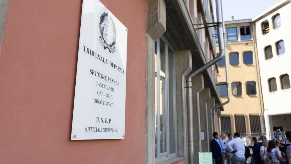 Processo Chiara Petrolini, mostrata la foto di uno dei due neonati. Lei lascia l'aula