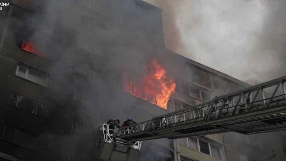 Pioggia di droni e missili sull’Ucraina, a Leopoli sfiorato dalle bombe un convoglio umanitario con attivisti italiani