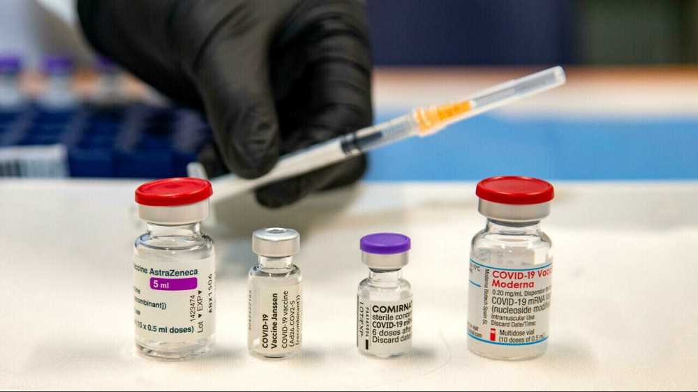 Platea più larga per la terza dose tra fine 2021 e 2022. Farmacie non stop per i tamponi