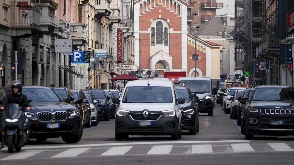 Ponte 25 aprile: 16 milioni di italiani in viaggio nonostante il calo delle temperature, bollino rosso per il traffico