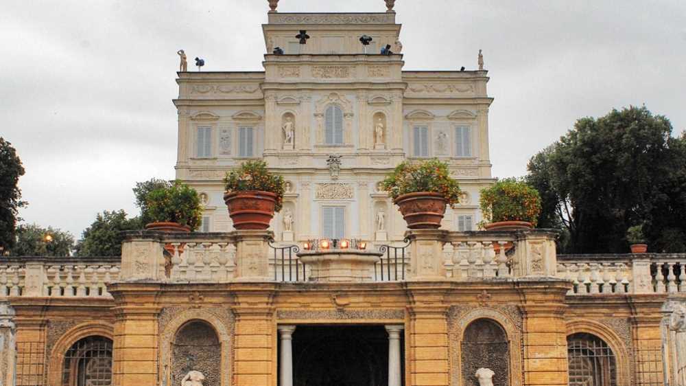 Potrebbero essere madre e figlia la donna e la bimba trovate morte ieri pomeriggio all'interno di villa Pamphili a Roma