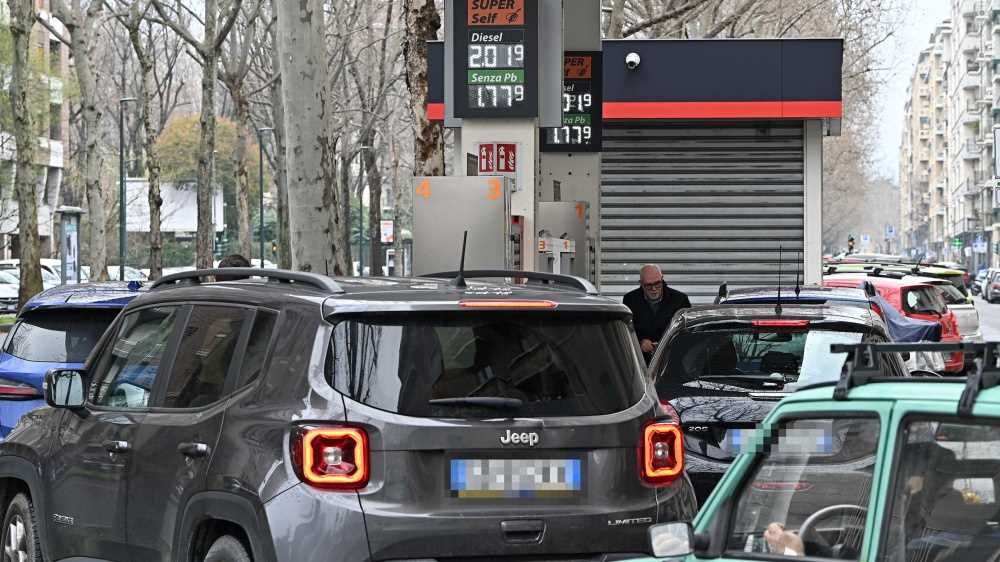 Prezzi dei carburanti: ancora aumenti,  nonostante la tregua,gasolio a 2,2 euro in Lombardia e Calabria