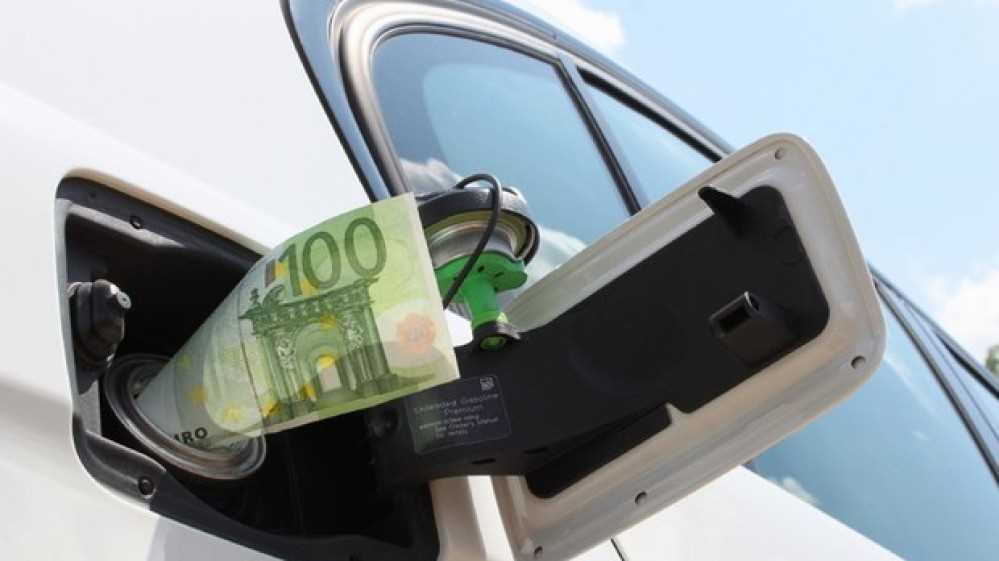 Prezzo della benzina ai massimi dal 2013. In una settimana il pieno costa già un euro in più