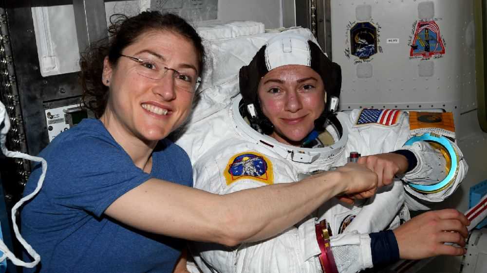 Prima passeggiata spaziale in rosa della storia, il selfie della vigilia