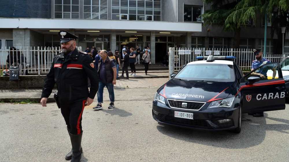 Professoressa aggredita e accoltellata in classe, 16enne arrestato per tentato omicidio