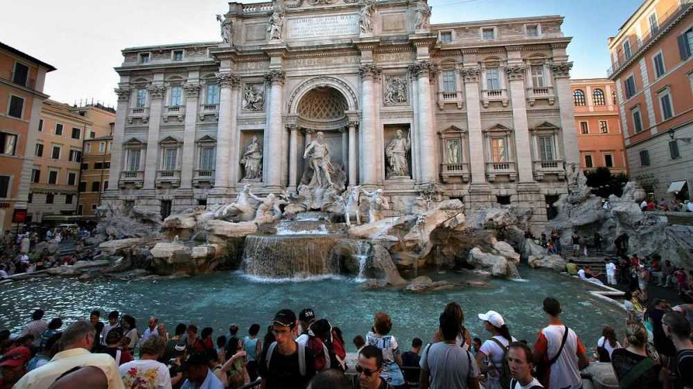 Proteggere la Fontana di Trevi, approvata la mozione, ok a barriere e presidio