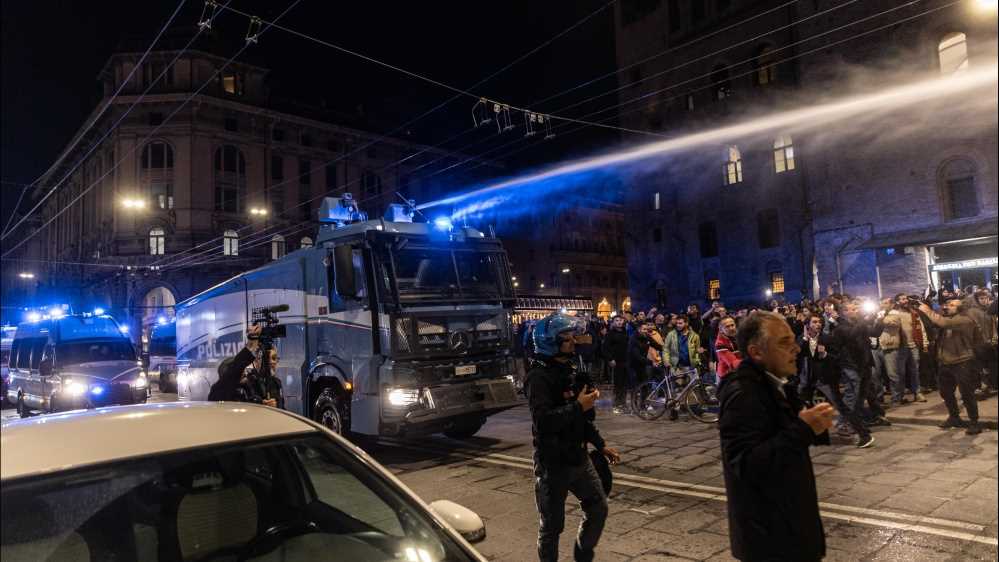 Proteste proPal a Bologna, almeno 8 agenti feriti