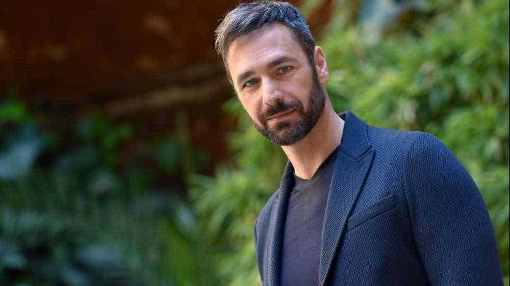 Raoul Bova a RTL 102.5: il monologo "sull'inutilità dei preti" che ha cambiato la sua mentalità