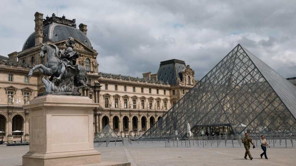 Parigi, clamorosa rapina al Museo del Louvre. Rubati i gioielli di Napoleone, in sette minuti