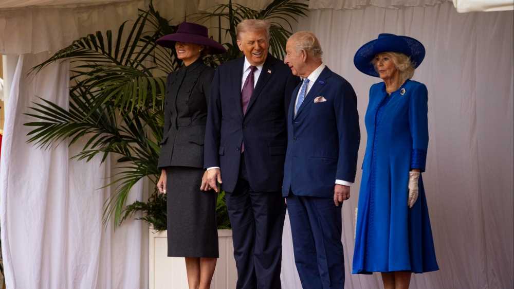 Re Carlo accoglie Trump a Windsor ed elogia gli sforzi del presidente americano. Trump: "Un onore tornare qui"