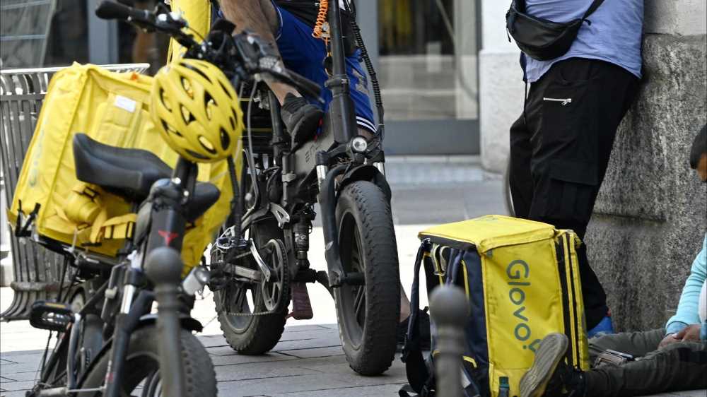 Rider sfruttati, scatta il controllo giudiziario  per la società di delivery del colosso spagnolo Glovo