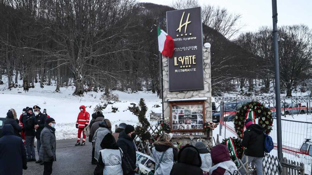 Rigopiano, quattro anni fa la valanga sull’hotel che provocò ventinove morti, commemorate le vittime