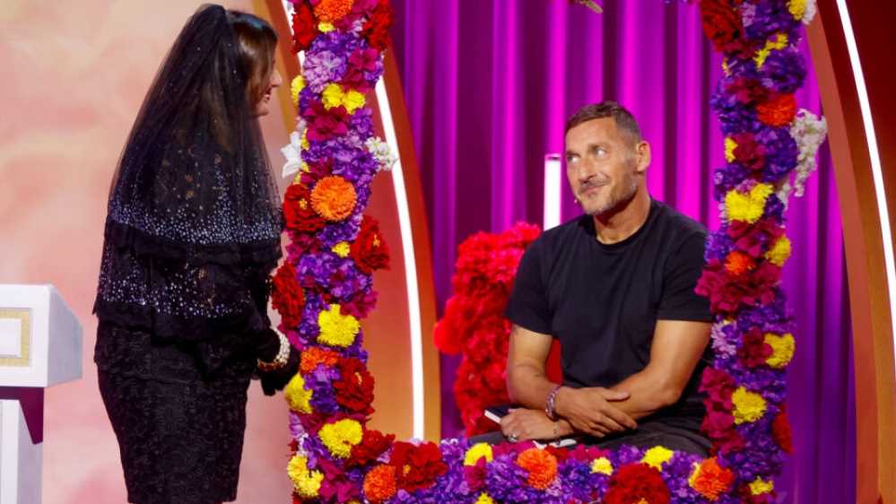 Roast in Peace: su Prime Video il funerale di Totti, Saviano, Elettra Lamborghini e Selvaggia Lucarelli