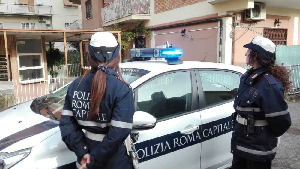 Roma, donna anziana perde controllo auto e investe cinque persone