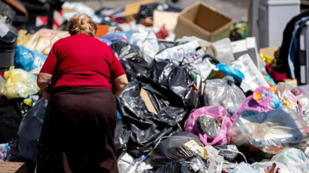 Roma, emergenza rifiuti, la spazzatura della Capitale andrà in cinque regioni; salva la stagione estiva