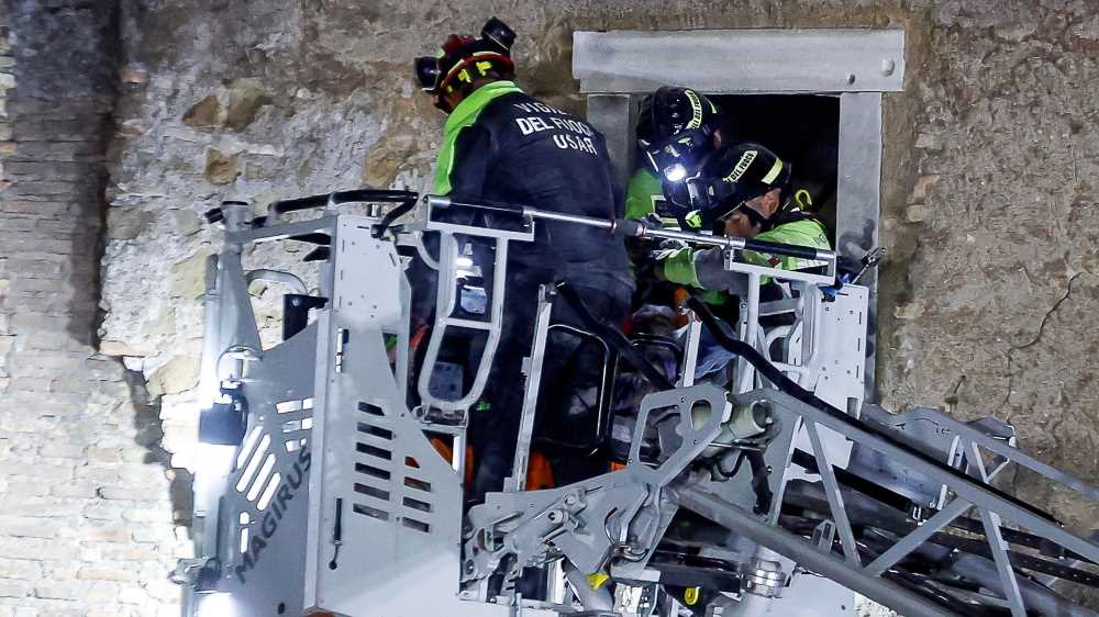 Roma, operaio estratto vivo dopo 11 ore sotto le macerie della Torre dei Conti crollata, è morto poco dopo in ospedale