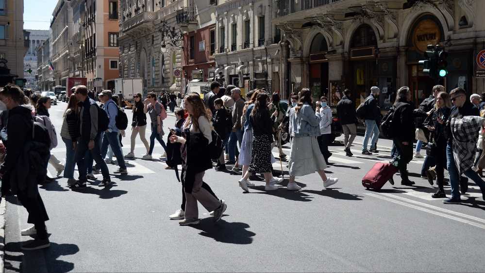 Roma, stop agli artisti di strada in centro. Via del Corso dal 2025 potrebbe diventare pedonale