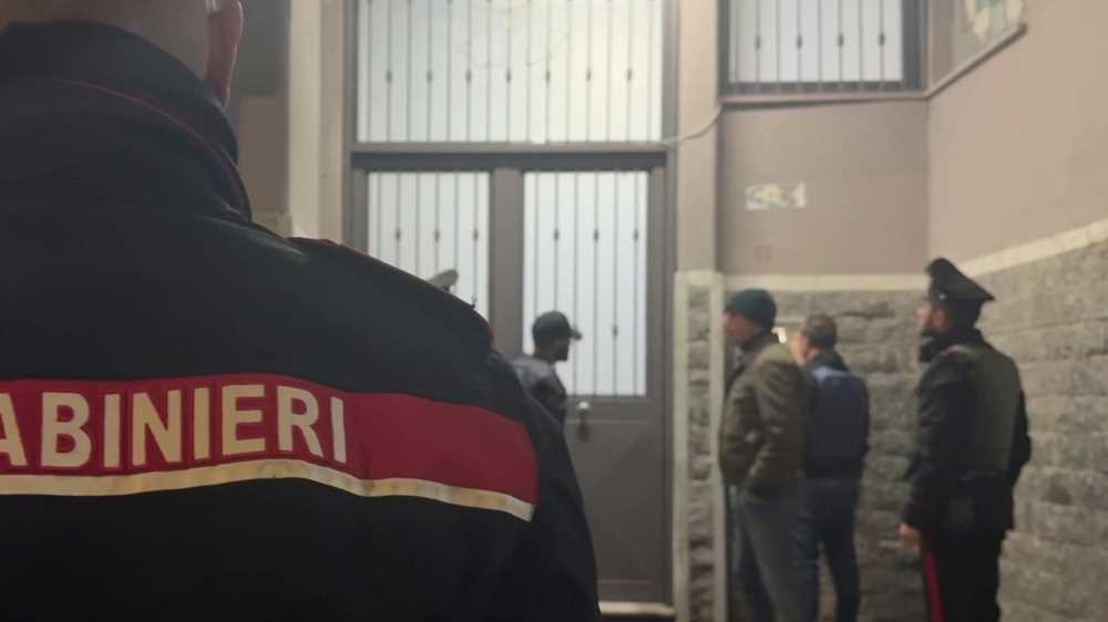 Roma: uomo attende la nuora in strada e la colpisce con una mannaia, è in codice rosso