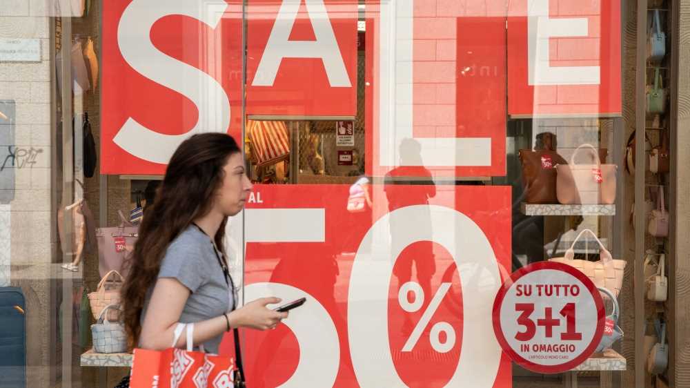 Saldi estivi al via domani: spesa media 218 euro, calzature al top