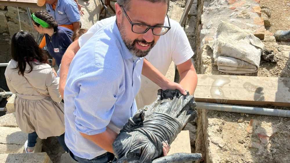 San Casciano dei Bagni, riemergono dall'acqua ventiquattro bronzi. Una scoperta che cambierà la storia