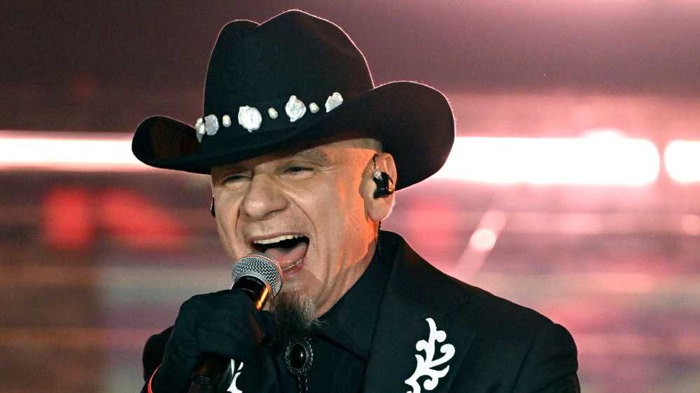 Sanremo 2026, nella serata cover J-Ax porta sul palco dell’Ariston “E la vita, la vita” con la Ligera County Fam