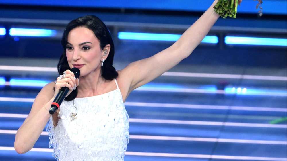 Sanremo 2026, nella serata delle cover Arisa canta “Quello che le donne non dicono” di Fiorella Mannoia