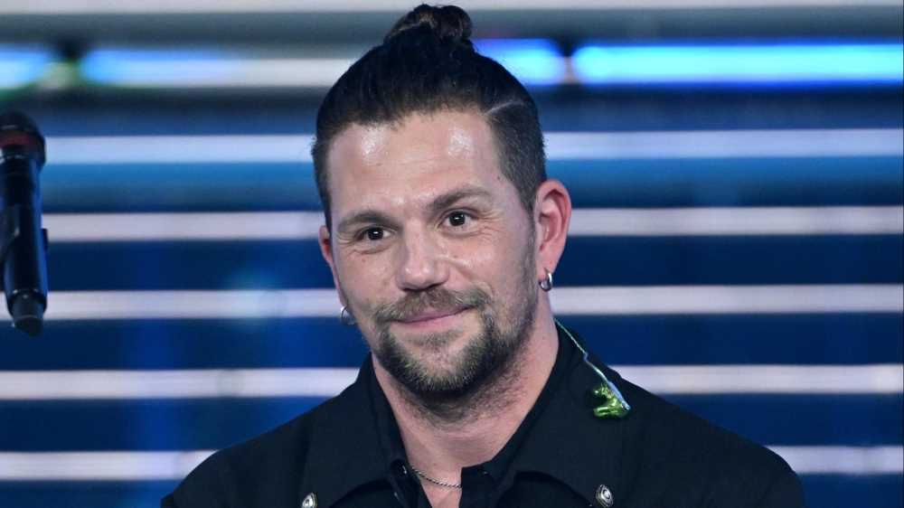 Sanremo 2026, nella serata delle cover Enrico Nigiotti canta "En e Xanax" con Alfa