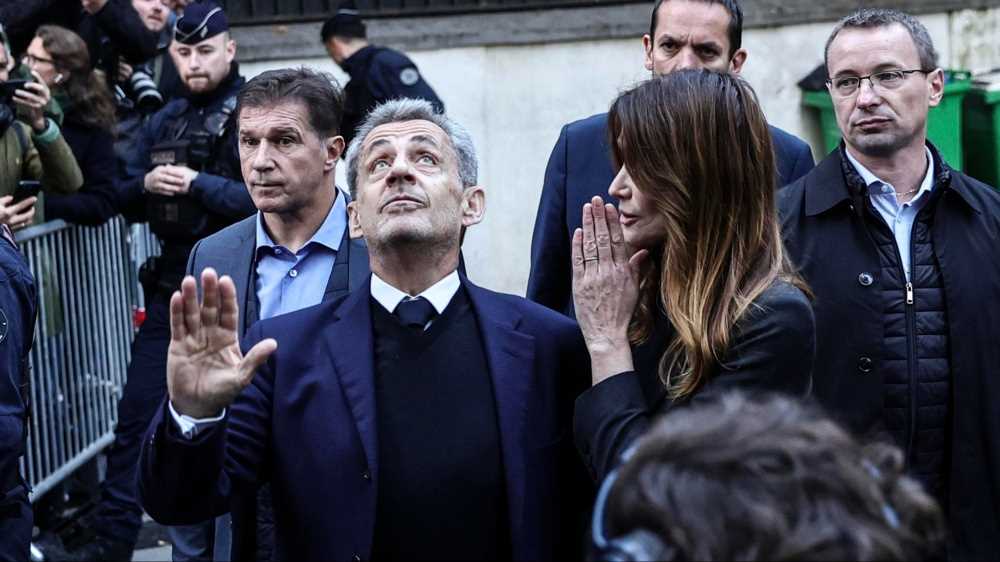 Sarkozy in carcere, entra a La Santè sulle note della Marsigliese. L'ex presidente francese deve scontare 5 anni 