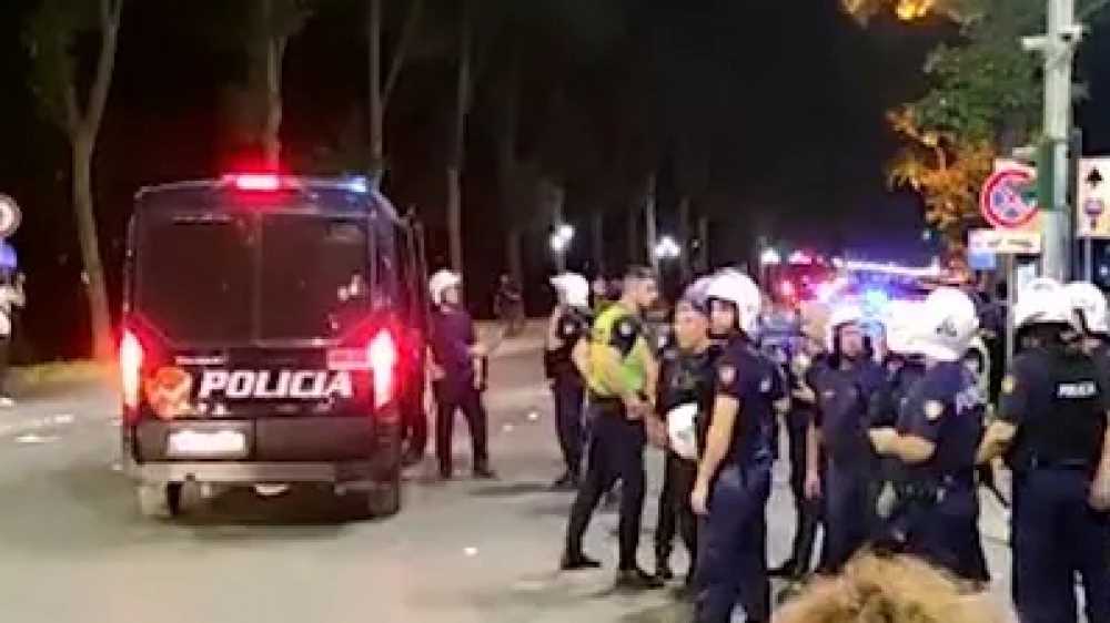 Scontri tra tifosi a Tirana alla vigilia della finale di Conference League Roma-Feyenoord, già rimpatriati 50 ultras