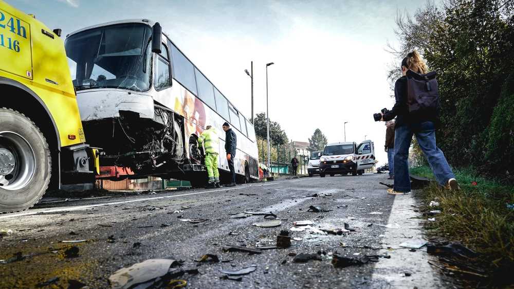 Scontro mortale ad Arignano tra un'auto uno scuolabus. Morto il conducente della macchina
