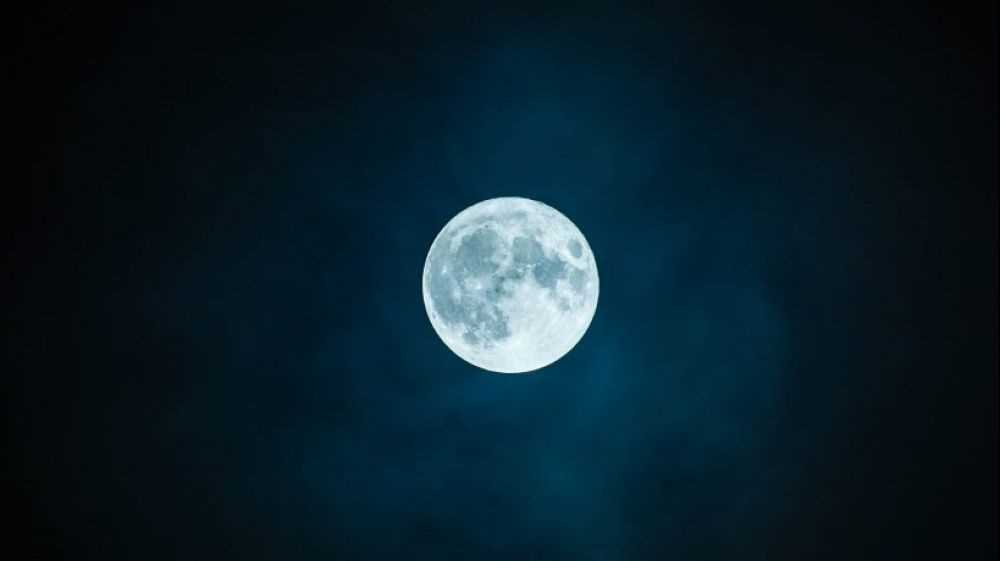Scoperta l'acqua sulla Luna ed è più accessibile del previsto