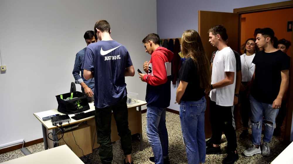 Scuola, stop agli smartphone anche alle superiori: uso vietato durante tutta la giornata scolastica