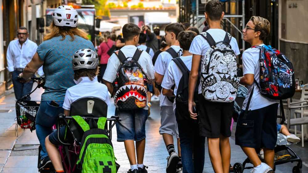Scuola, vietati gli outfit eccentrici. I presidi emanano circolari, diffondono depliant e minacciano sanzioni