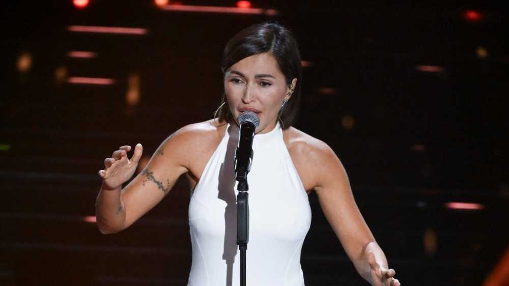 Serena Brancale a RTL 102.5: “Qui con me è una canzone che richiede coraggio, ho voluto mettere in evidenza un’altra parte di me”