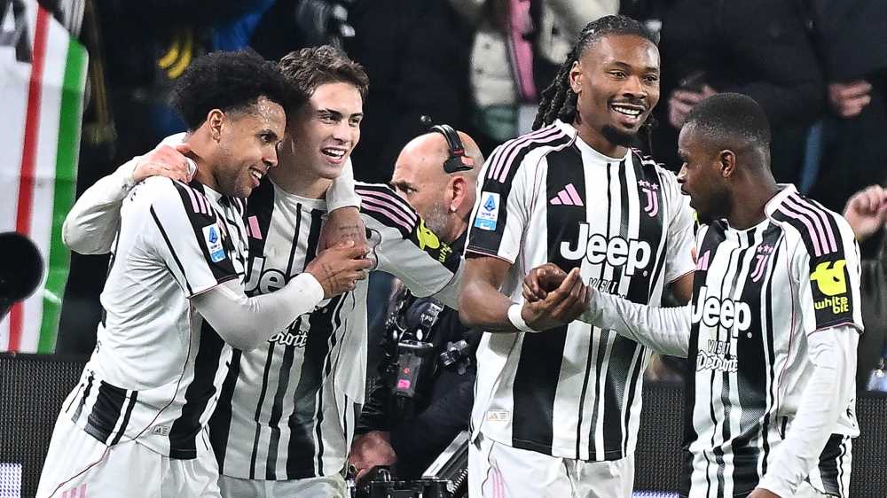 Serie A, la Roma rallenta il Milan, la Juventus abbatte il Napoli e l'Inter sorride