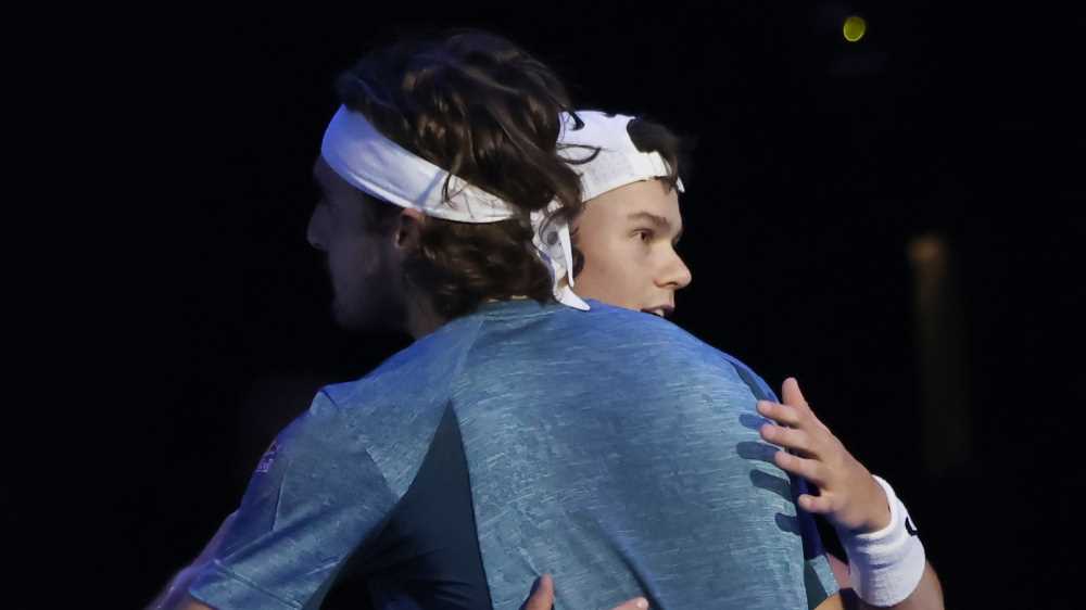Stefanos Tsitsipas si ritira dalle Atp finals e abbraccia l'avversario, stasera Sinner- Djokovic