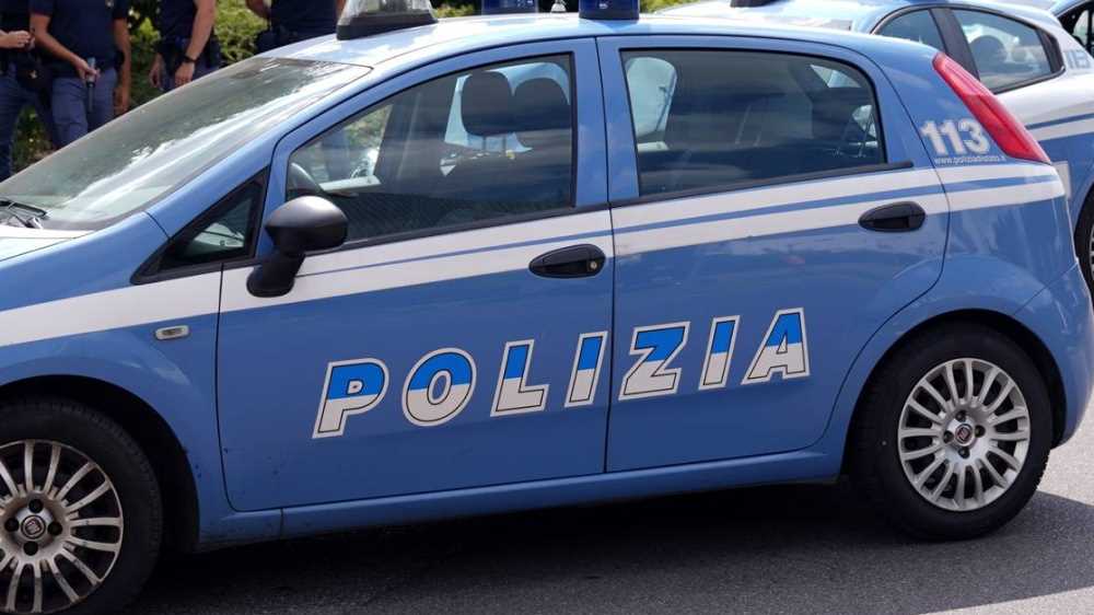 Pontedera, 19enne violentata fuori da una discoteca. Fermato un coetaneo, avrebbe ripreso tutto col cellulare