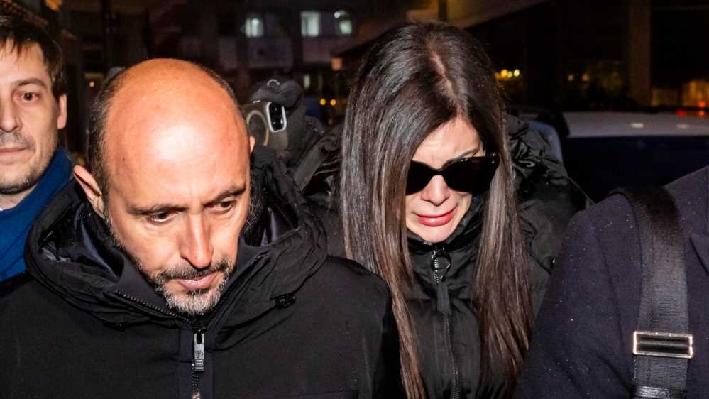 Crans - Montana, oggi l'interrogatorio dei proprietari del Constellation. In Svizzera lutto nazionale