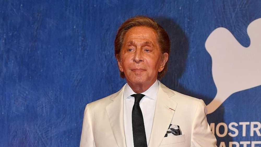 Tanti auguri allo stilista Valentino Garavani che compie 90 anni; una carriera da protagonista nell' alta moda