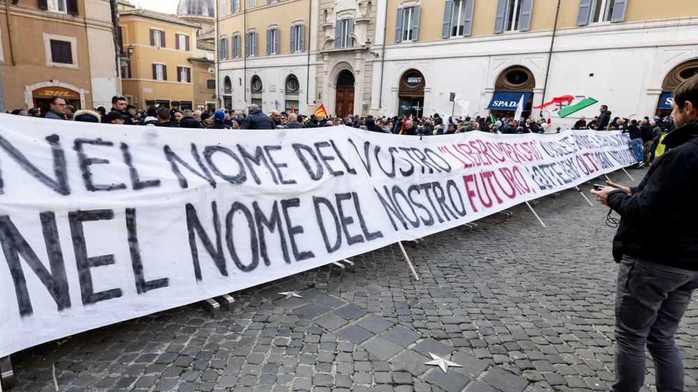 Taxi, manifestazione davanti a Montecitorio: slogan, petardi e cartello contro la premier Meloni. E contro Uber