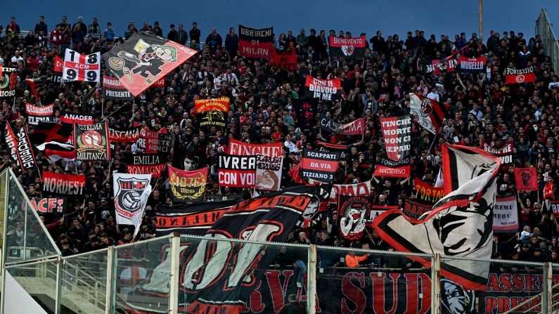 Tifoso milanista accoltellato a Bologna dopo la partita, è grave