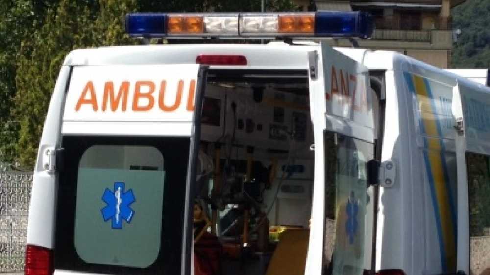 Tir si ribalta in provincia di Ancona e finisce su ambulanza, morti autista e e paziente, grave volontario