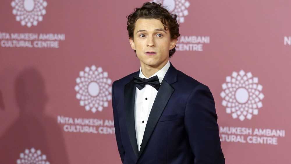 Tom Holland colpito da una commozione cerebrale sul set di "Spider-Man": stop momentaneo alle riprese