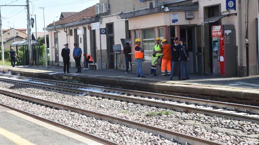 Tragedia nel torinese, treno travolge e uccide 5 operai. Mattarella, morire sul lavoro oltraggio alla convivenza
