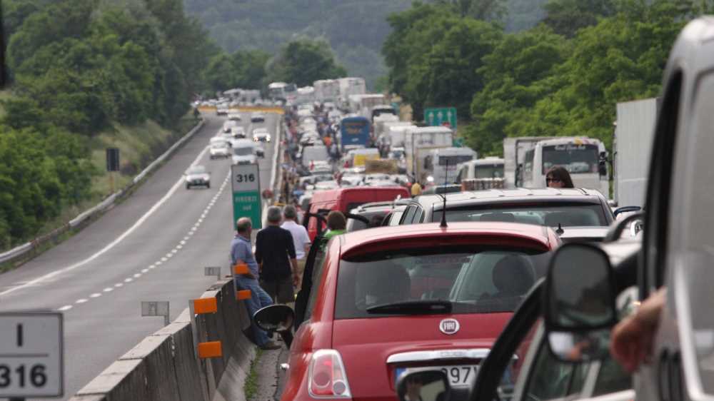 Tragedia sull'A1: Camion travolge un'auto ferma in galleria, tre vittime