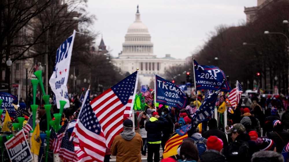 Trump incendia l'America, i fan dell'ex presidente invadono Capitol Hill, il Congresso sospende la certificazione della vittoria di Biden